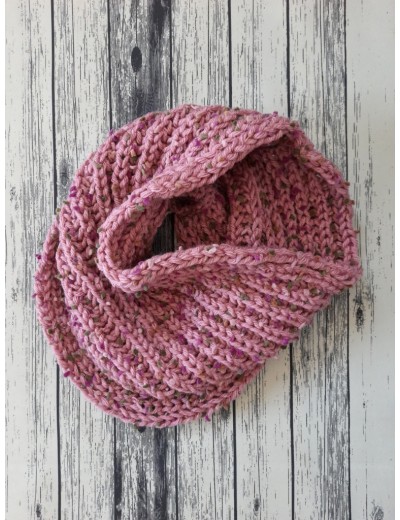 Розов дамски луксозен ръчно плетен зимен шал "Драгана" Тийнейджърски снуд Handmade 