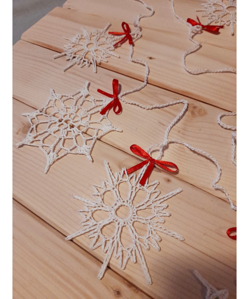 Коледен наниз от 7 ръчно плетени бели снежинки Винтидж декорация Уникален подарък за нов дом