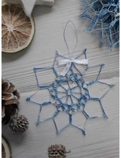 Сет от 6 бр. прекрасни ръчно плетени снежинки „Снежен сън“ в син омбре ефект