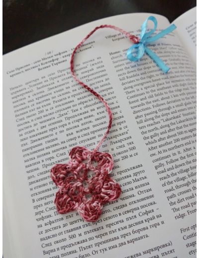 Мини разделител за книга с плетено на една кука цвете в розово или жълто