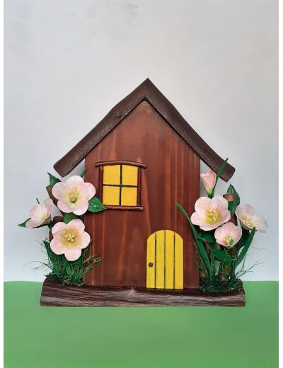 Къщичка с розови цветя