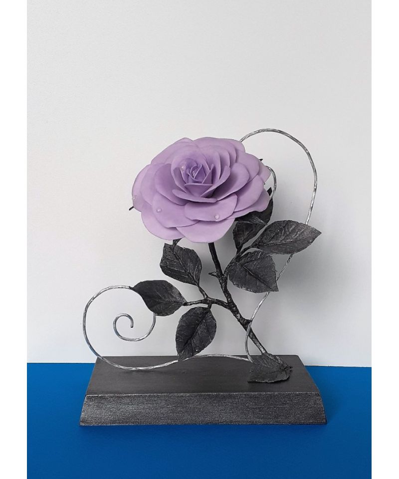Декорация с лилава роза