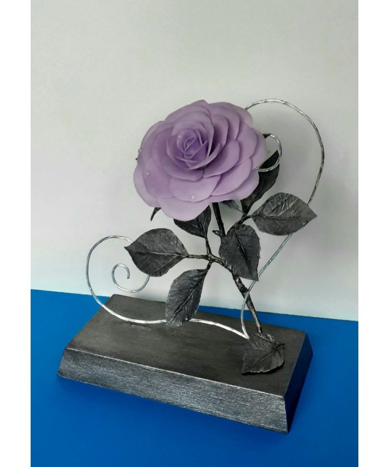 Декорация с лилава роза