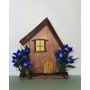 Къщичка със сини цветя