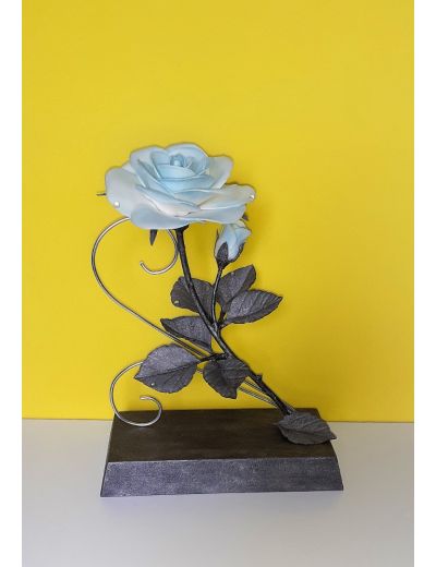Декорация със синя роза 