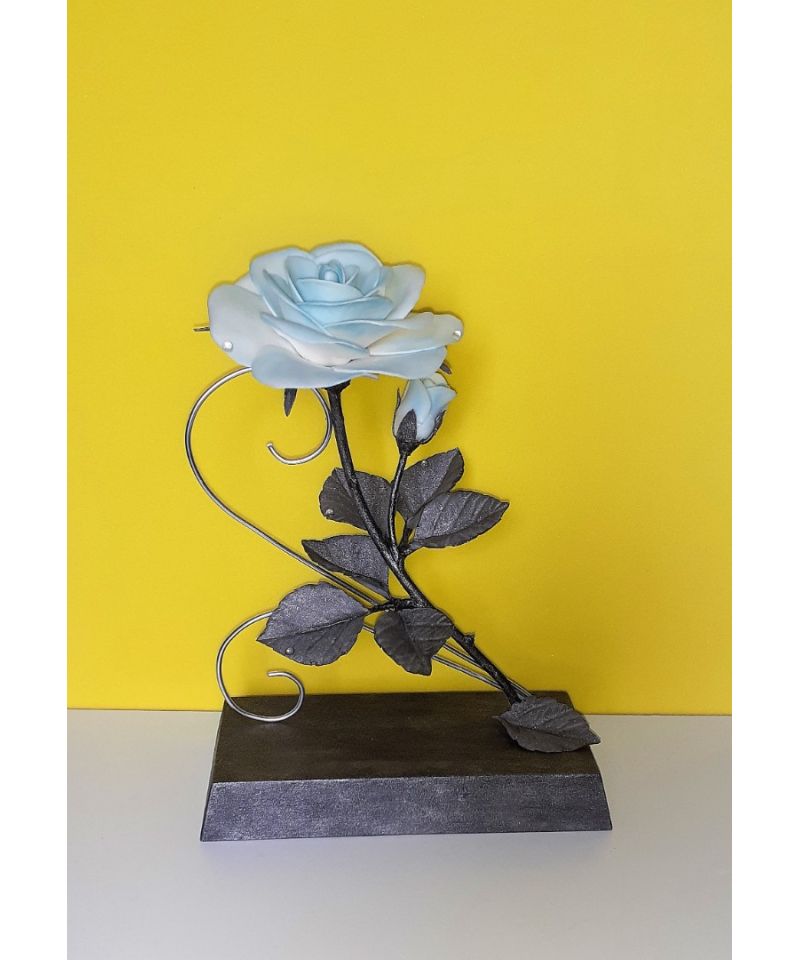 Декорация със синя роза 