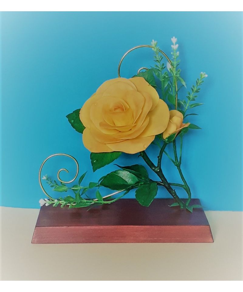 Декорация с жълта роза