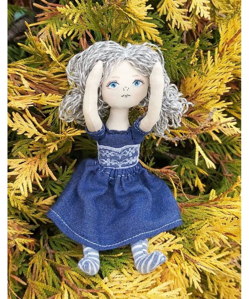 Ръчно изработена текстилна кукла Ляля с дрехи.